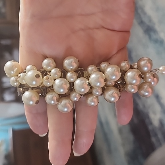 Jewelry - Goldtone Cream Pearl Bracelet